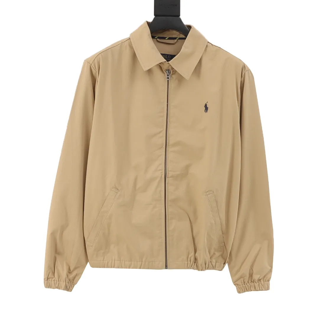 🅿️580 Polo Ralph Lauren R01 Clean fit vintage retro zipper jacket. This is a couple style that can be worn by both boys and girls. It is an eternal classic. This fabric is really different from others. The new model is not as stiff as the old model. I think it is better to wear. The most classic one is probably it. It is 100% pure cotton. The hardness is just right and not that stiff!! This is this year's upgrade, but I feel it is easier to wear. The embroidery on the chest is made of German Oman embroidery fiber with original data. The embroidery process is very particular. Japanese Tajima machines are used to ensure exquisite three-dimensional embroidery, which is what I said is different from what is on the market. Regarding the workmanship, the version is a loose version and can be worn by boys and girls!! The coat may be worn longer and the Mid-Autumn Festival is about to go out in October. Retro will never go out of style. Color: Khaki Navy Size: S-XL